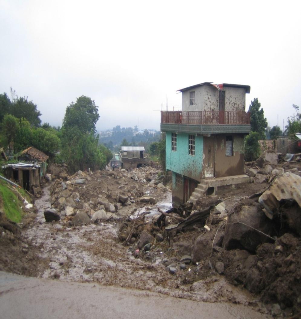 2% expuesta a inundaciones. 59% de la población se ubica en zonas de peligro sísmico.