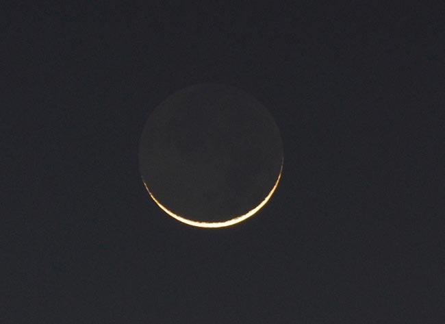 Ángel Ferrer captó también una imagen ampliada de esta curiosa luna creciente de apenas unas horas.