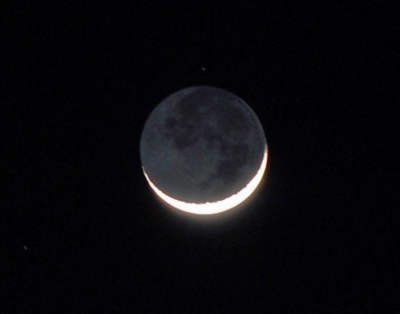 La misma fotografía de la luna horizontal pero al día siguiente (19:23 TL), esta vez desde Gandía, fue tomada por Ángel Requena.