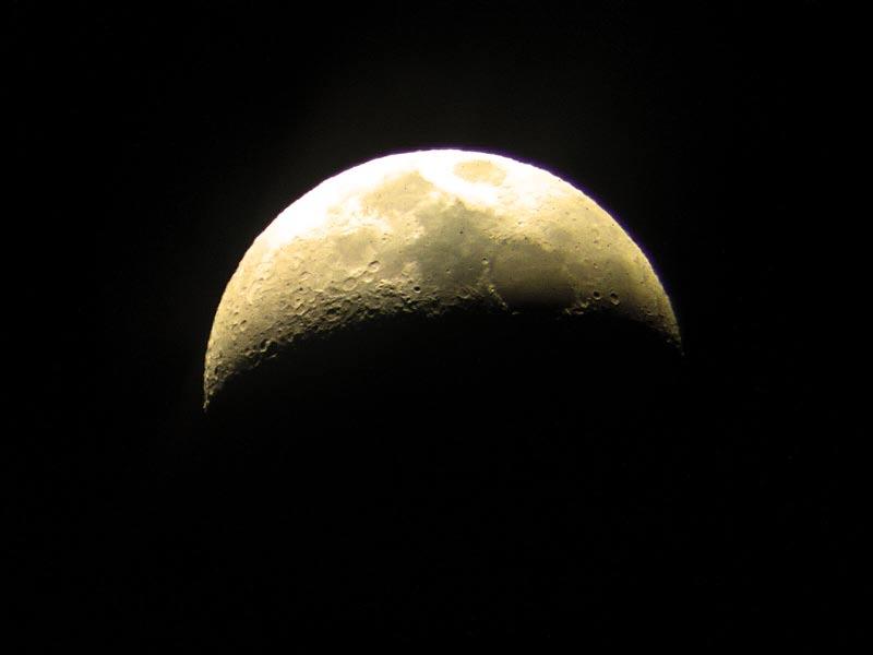 Maximiliano Doncel capturó esta singular imagen lunar el 9 de Abril de 2011 desde Gandía con su móvil Nokia C3-00 acoplado, mediante el