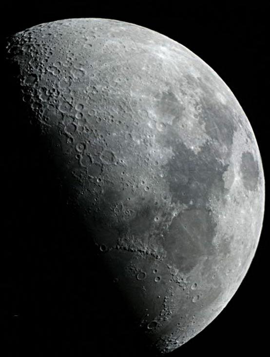 Esta magnífica imagen de la Luna en cuarto creciente es realmente un mosaico formado por 3 fotos independientes tomadas por Marcelino Álvarez el 11 de Febrero de 2011 a las 23:25 TL desde la Llacuna
