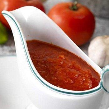 Salsa de tomate INGREDIENTES. Tomates maduros frescos o de conserva; ajo, cebolla, aceite; una hoja de laurel, pimienta, azúcar y sal. ELABORACIÓN.