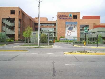 c) Accesos Clínica En la imagen, los accesos actuales a estacionamientos de clínica Tabancura.