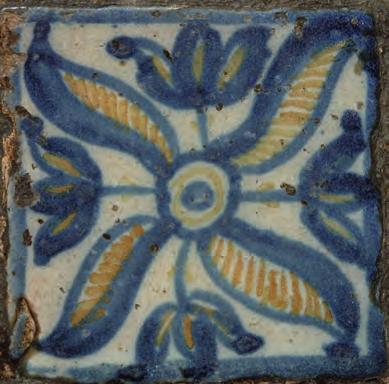 vegetal trebolado en reserva de azul cobalto; en la otra, el motivo decorativo ocupa todo el azulejo que va recuadrado en el borde con un filete en azul cobalto [Figura 4].