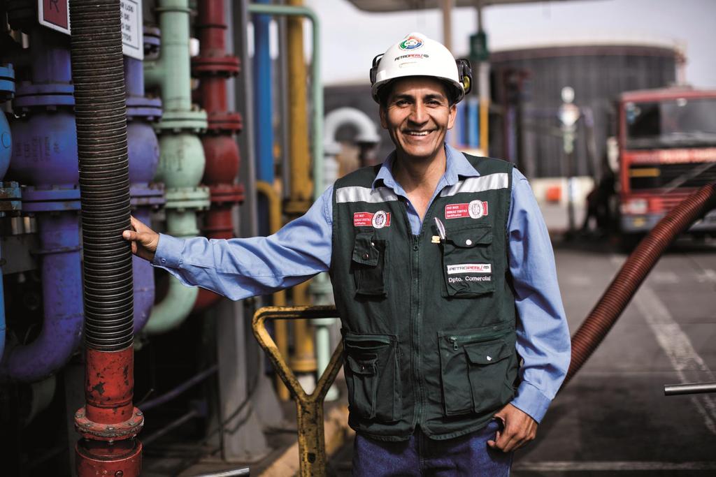 PETROPERÚ: una visión hacia el CRECIMIENTO DEL PERÚ VISIÓN Ser una empresa líder de la industria peruana de hidrocarburos, autónoma e integrada, enfocada en la creación de valor con
