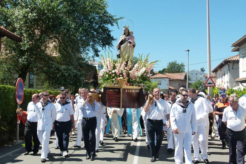 Cada 16 de julio, la villa de Suances se vista con sus mejores galas para celebrar la Fiesta de Nuestra Señora del Carmen, patrona de los hombres y mujeres de la mar.