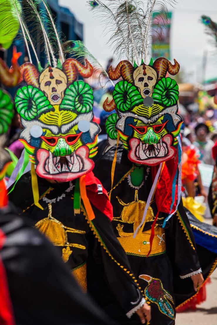 CARNAVALES EN CAJAMARCA & AYACUCHO Una Legendaria Tradición Peruana Los carnavales se inician con la entrada del "Ño