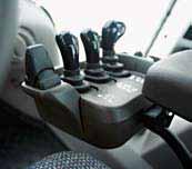 El sistema BSS reduce los tiempos de los ciclos y aumenta la comodidad del operador Los ajustes del asiento hace que sea fácil encontrar una postura cómoda para conducir.