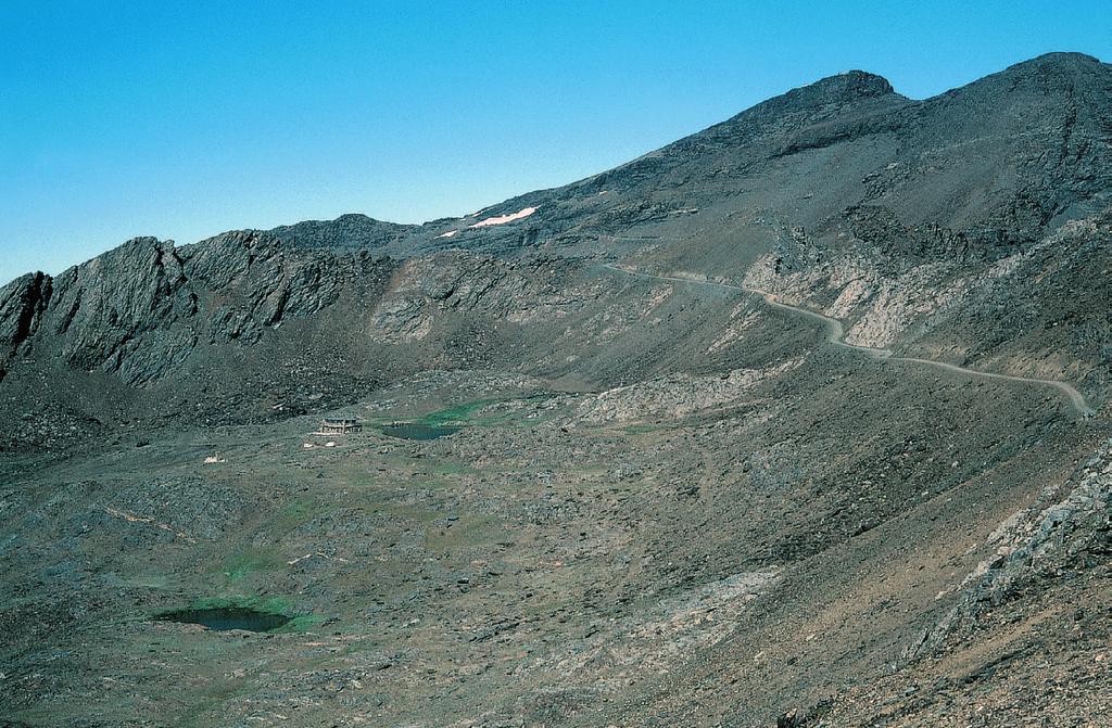 Antiguo refugio de Félix Méndez y Laguna de Río Seco (Sierra Nevada). La vegetación climática pertenece a la serie del Erigeronto frigidi-festuceto clementei. DoPs.