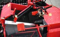 Por medio del mando en el tractor se ajustan las velocidades de la cinta de inspección, la cinta de erizo y el rodillo deflector.