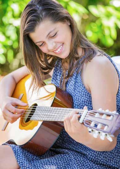 Guitarra Aprende a tocar un instrumento en un entorno divertido. En las clases de guitarra no es necesario tener conocimientos básicos, solo ganas de aprender.
