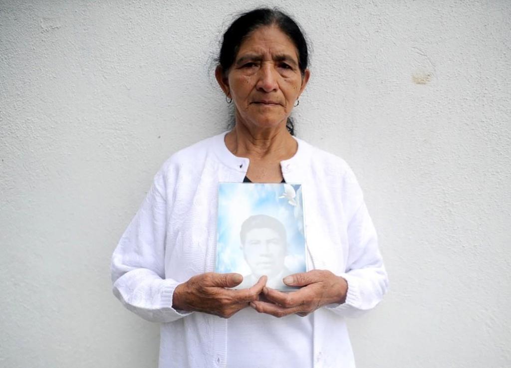 Juana Camey sostiene la foto de su esposo Moisés Saravia López desaparecido y ejecutado por el Ejército de Guatemala el 11 de Marzo de 1984, después de 32 años de
