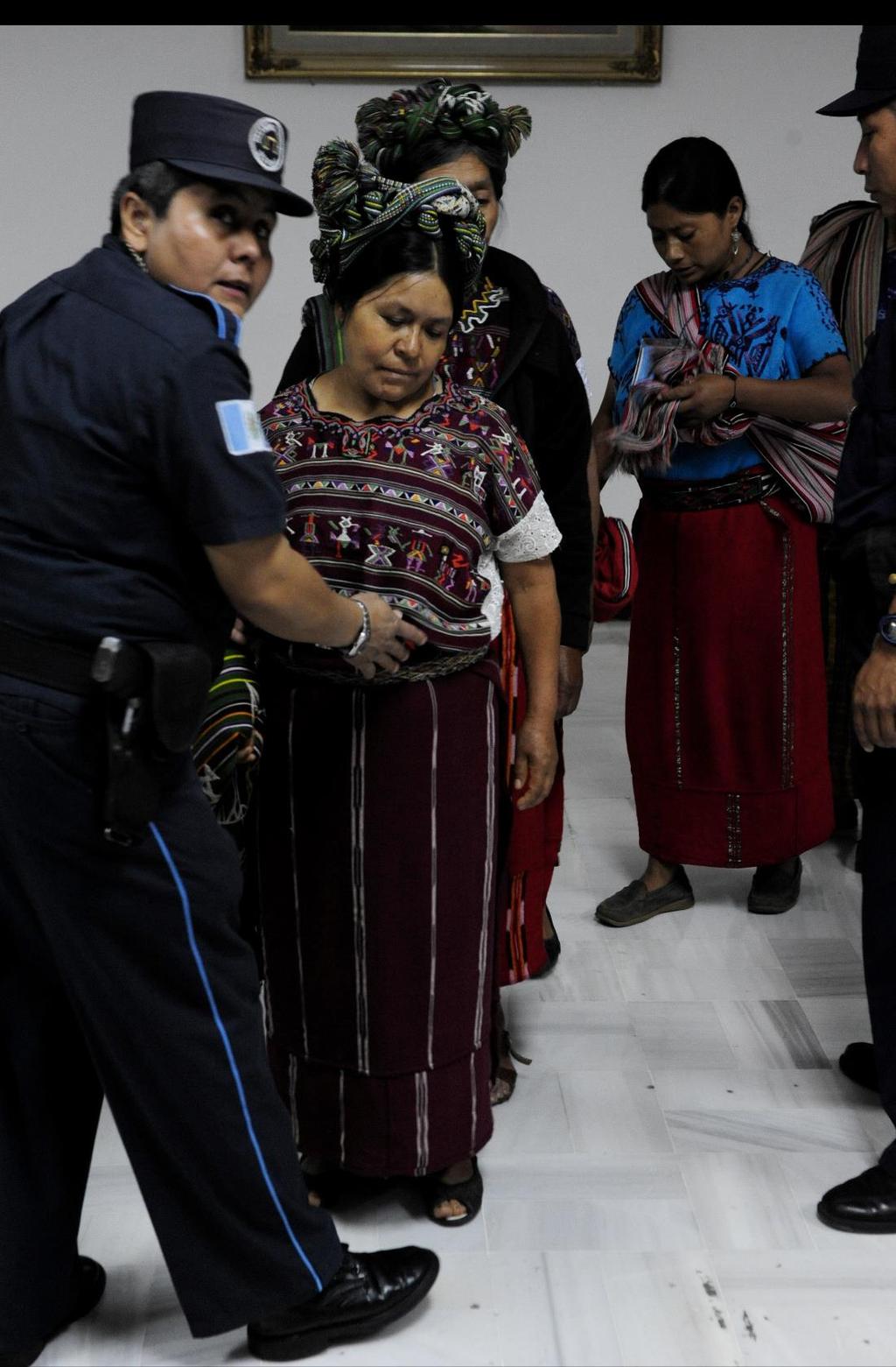 Mujeres Ixiles sometidas a revisión en la entrada de una audiencia en un Tribunal guatemalteco en donde se