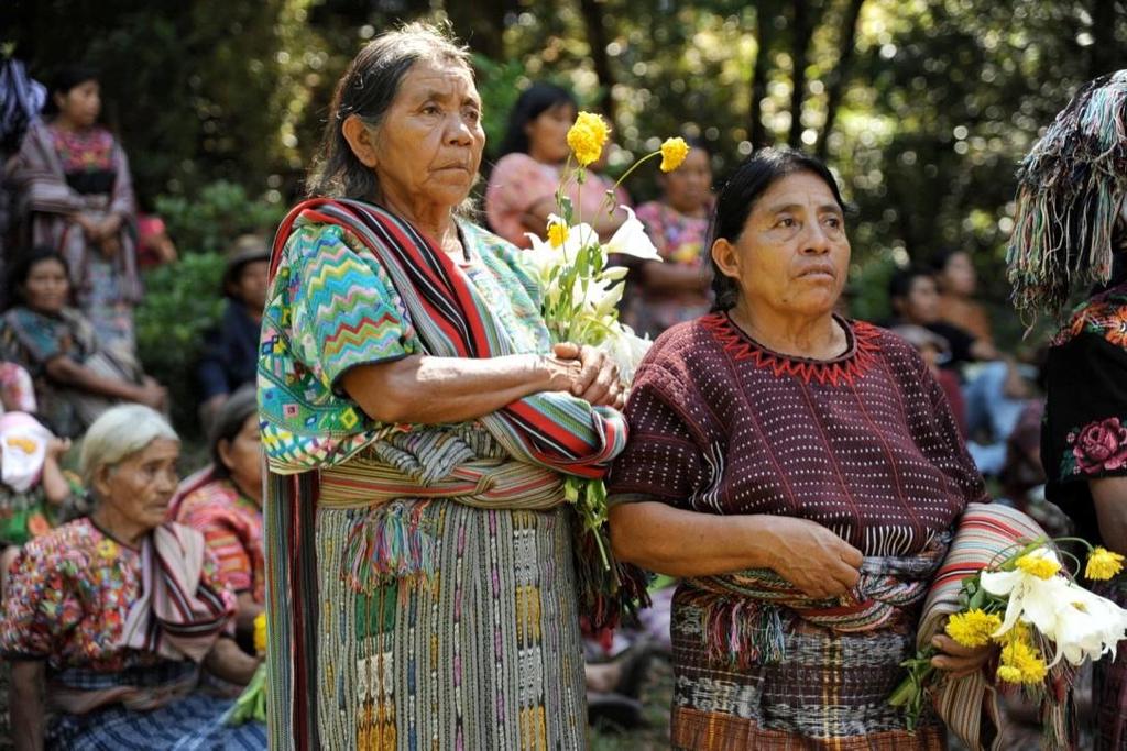 Mujeres Mayas Ixiles, observan un acto en Nebaj durante la conmemoración