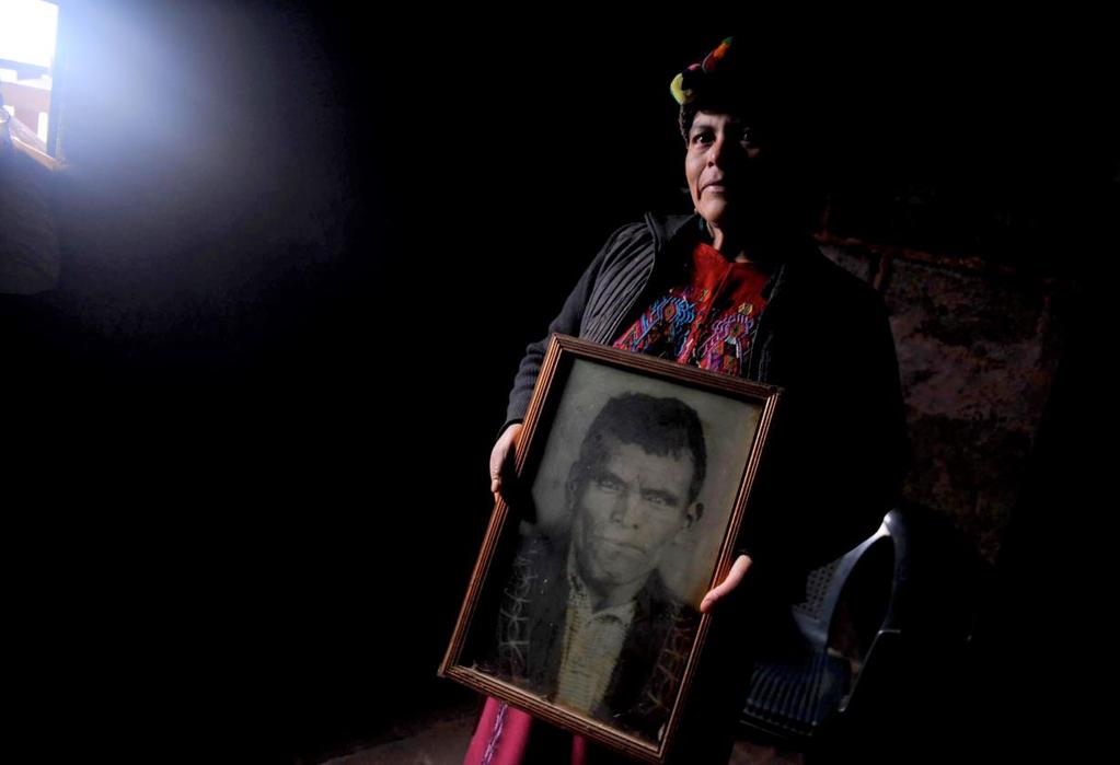 Eulalia Sostiene la fotografía de su hermano que fue asesinado en una masacre por parte del Ejército de Guatemala en Chajul, Quiché.