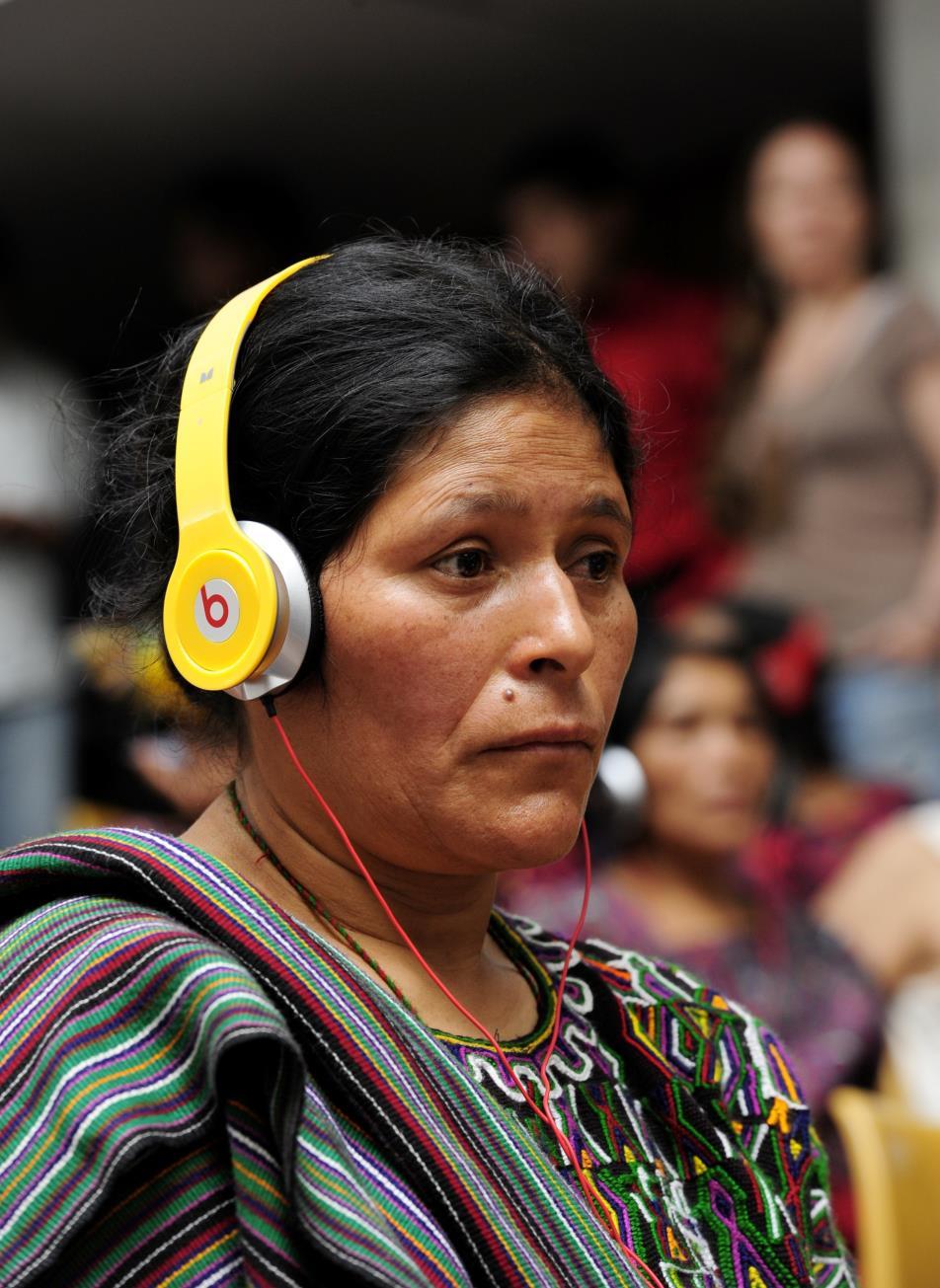 Una mujer Ixil escucha una de las audiencias en el Juicio por Genocidio