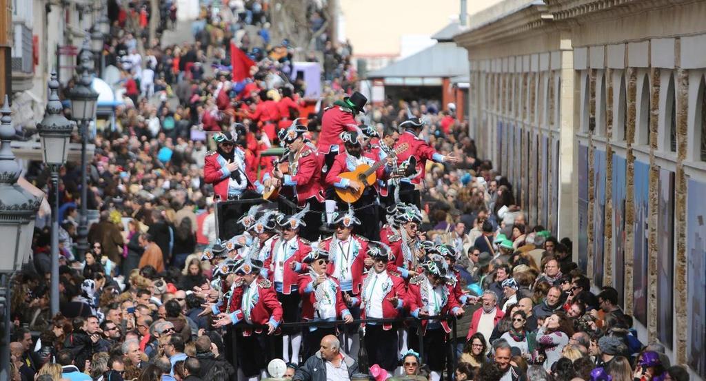 Domingo 14 de Febrero: Actuaciones de agrupaciones en la calle Disfrute del gran carrusel de coros Desayuno incluido en el hotel Después de desayunar nuestro autobús les trasladara a Cádiz, la ciudad