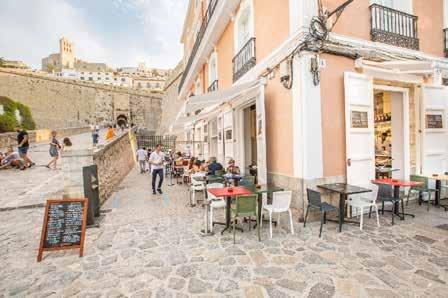 NUESTRO RESTAURANTE Nuestro restaurante en Ibiza se encuentra situado a los píes de la