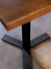 MANU 08 Bar-Tisch Bar-Tisch mit Stahlrahmen, in schwarz-matt mit Eoxidpolyether-Pulver oberflaechenbehandelt, Tischplatte in Eiche-natur, furniert, lasiert erhaeltlich in allen Farben, die auf