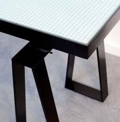 MANU 12 Architect-Tisch MANU 12 Tavolo da Architetto Architect-Tisch, lang und schmal, auf Stahlboecken, die in schwarz-matt mit Epoxidpolyether-Pulver oberflaechenbehandelt sind, Tischplatte in