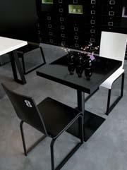 MANU 15 Bar-Tisch Bar-Tisch mit einem Stahlrahmen, oberflaechenbehandelt mit Epoxidpolyether-Pulver in schwarz-matt, Tischplatte in Eiche-natur, furniert, lasiert in allen Farben erhaeltlich, die auf