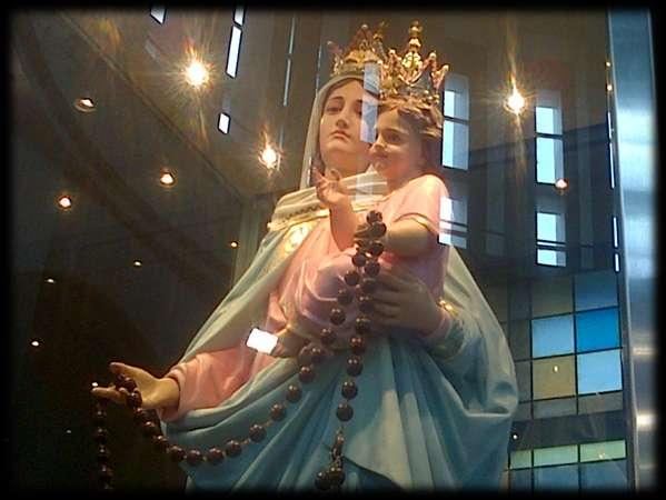Confiemos al Corazon Inmaculado de Maria la paz del mundo y nuestras familias.
