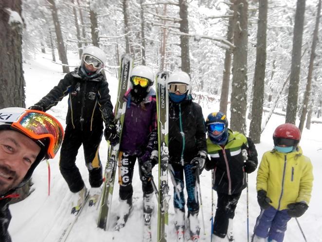 la modalidad de esquí alpino, sino en sus diferentes variantes como puede ser el Freestyle y Freeride.