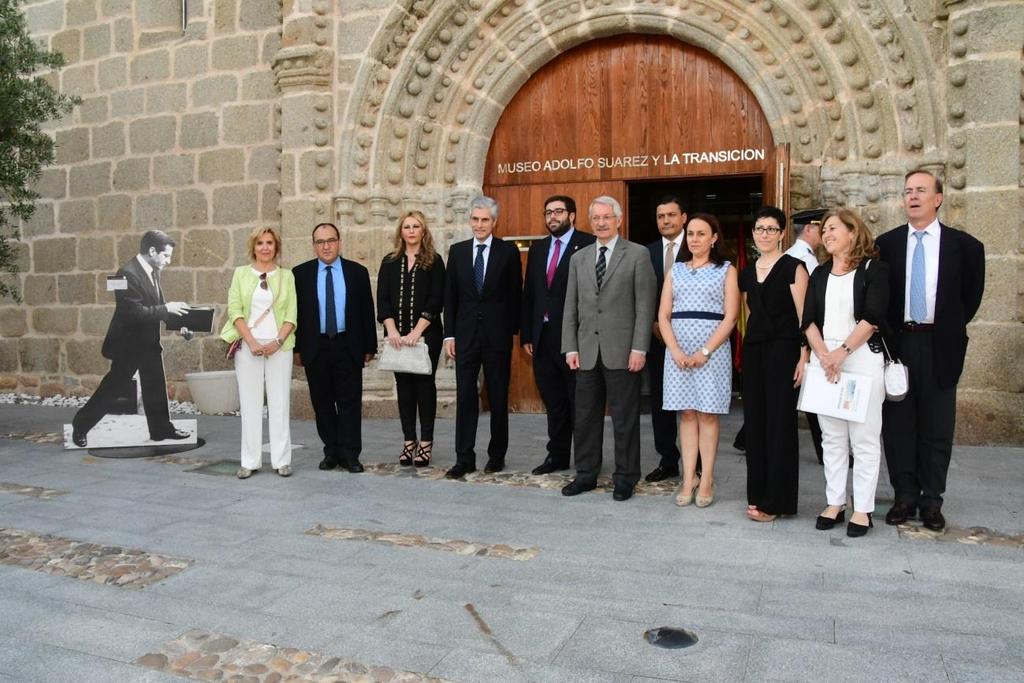 De manera previa a su discurso, Adolfo Suárez Illana visitó junto a las autoridades académicas, políticas, civiles y militares el Museo Adolfo Suárez y la Transición.