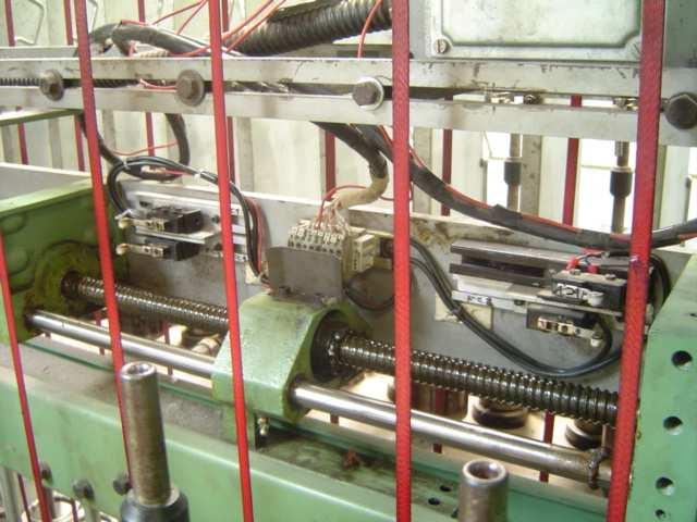 7.3.5. SISTEMAS DE PAROS AUTOMATICOS. La máquina cuenta con cuatro microswichs ubicados en un costado del tornillo sin fin del sistema de subida y bajada de la bancada Fig. 102.