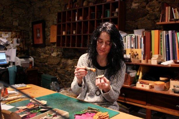 b. ESTHER FERREIRO A continuación, en el taller de Arte en Plata y Vidrio de Esther Ferreiro, conocerás la artesanía de autor.