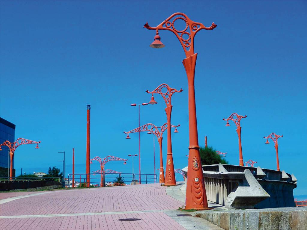 h. RUTA POR PASEO MARÍTIMO RIAZOR- ORZÁN Te proponemos una ruta a pie por el Paseo marítimo de Riazor y el Orzán, en el que podrás descubrir la Ciudad de Cristal de cerca.