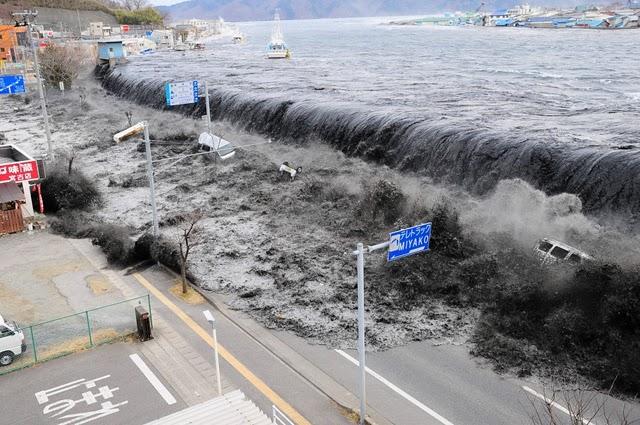 Tsunamiak kostara iritis zenean herriak suntsitu zituen harrapatzen zituen etxeak, kotxeak, itsasontziak eta abar. 17.000 lagun desagertuta daude eta gehiago izan daitezke.
