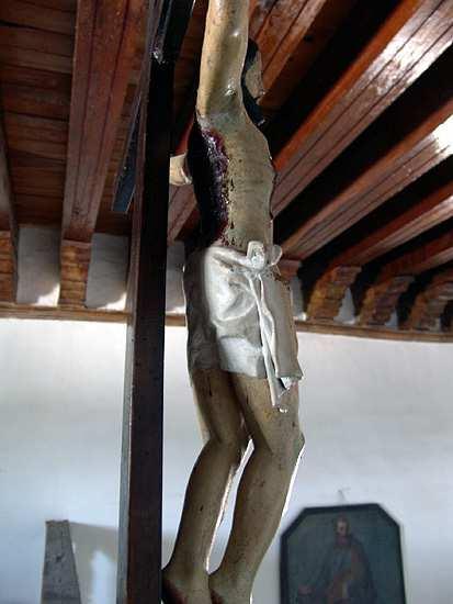 El Cristo presenta cendal claro atado a la cintura con un cordón.