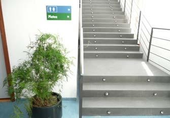 52 EDIFICI: TEATRE XESC FORTEZA SITUACIÓ ACTUAL I PROPOSTA FOTOS Comunicació vertical: Escales: Existeixen dues escales d'ús públic, una principal que comunica totes les plantes, i una que només