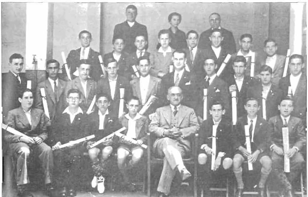 29 de juma de 1932. fin de CurSO. Aparecen en la fotografia, de amba a abaja y de Izquierda a derecha. Primera fila' Federico Esnaola "Penco Txato".
