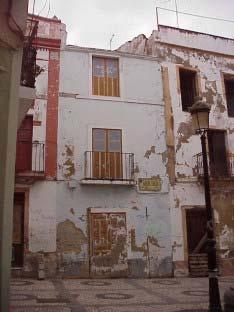 64578-26 Dirección: Moreno Zancudo, 22 Nivel de protección: c Edificación de vivienda entre medianeras, demolida interiormente y tapiados los huecos de fachada sobre los que se pintan