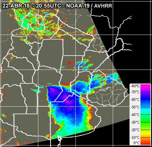Hacia la noche del mismo día se observan nubes de tormenta en el centro y norte de Salta y este de Jujuy, como se observa en la imagen b).