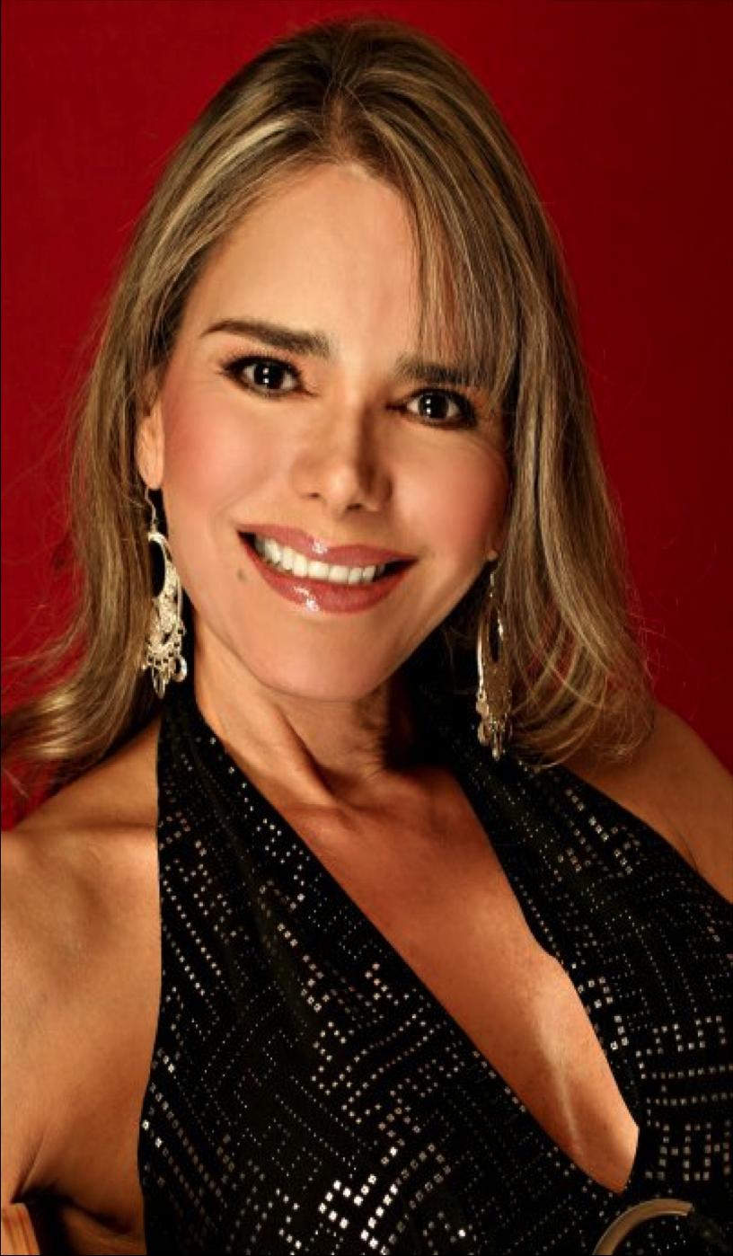 Roxana Chávez Con 39 años de carrera artística ha incursionado en todos los géneros: Teatro, Cine, Televisión, Radio, Fotonovelas y Palenque.