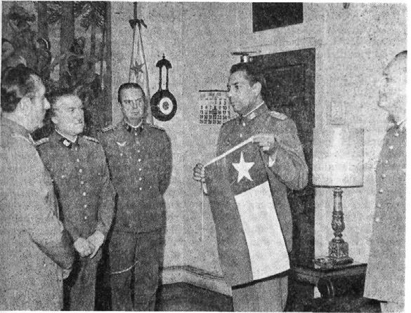 Expedición al Polo Norte 111 El General del Ejército, Comandante en Jefe Dn. Carlos Prats González, recibe al Mayor Arturo Aranda Salazar.
