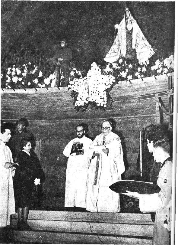 El señor Cardenal, Arzobispo de Santiago, don Raúl Silva Henriquez, señora Elisa Arce vda.