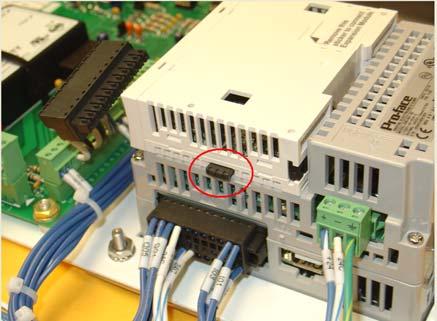 Desconectar los conectores (1, 2, 3). b. Extraer la tarjeta analógica (4) empujando la lengüeta y elevándola hacia arriba. 2. Extraer los cuatro tornillos de montaje PLC/OIT (5).