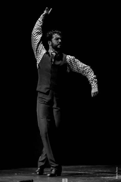 Julio González Ruiz Nombre Artístico: Julio González Edad: 24 años Ciudad de Procedencia: Roquetas de Mar (Almería) Nacido en Almería realiza sus estudios de Baile flamenco en el Conservatorio