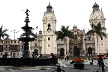 En el Centro Histórico de Lima destaca la arquitectura y el trazo urbano del periodo colonial del Perú, en sus añejas calles con mansiones coloniales de balcones de estilo morisco.