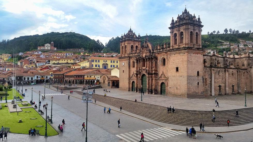 hacia la ciudad de CUZCO. Recepción en el aeropuerto Velasco Astete de la ciudad de Cuzco y traslado al hotel elegido.