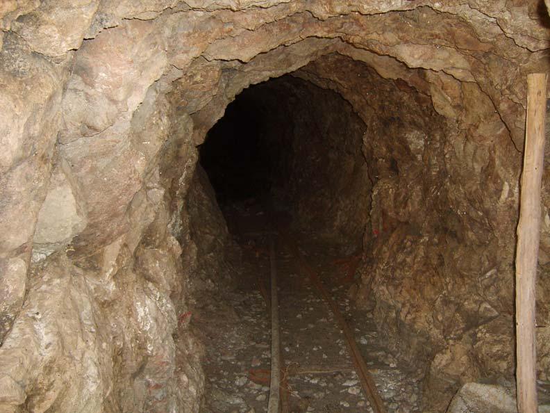 m., por 2 m de espesor y un desnivel aproximado de 60 m.; el potencial que se calculó es de 21,600 m³; equivalentes a 51,840 ton. Actualmente la mina se encuentra abandonada. Fotografía 16.