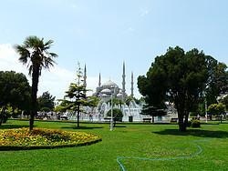 cargo de Sinan, el arquitecto otomano más famoso. Éste basó su diseño en las iglesias bizantinas.