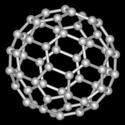 Consta de 60 átomos de carbono los cuales forman 12 pentágonos y 20 hexágonos, la misma forma de una pelota de fútbol, está molécula cuenta con una alta simetría.