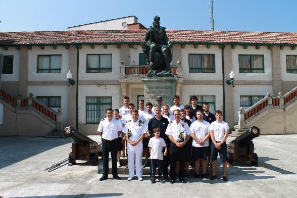 La tripulación del Saltillo disfrutó de una visita oficial a las instalaciones de la Escuela de Marín donde fueron recibidos por el Director de la misma, el Capitán de Navío D.