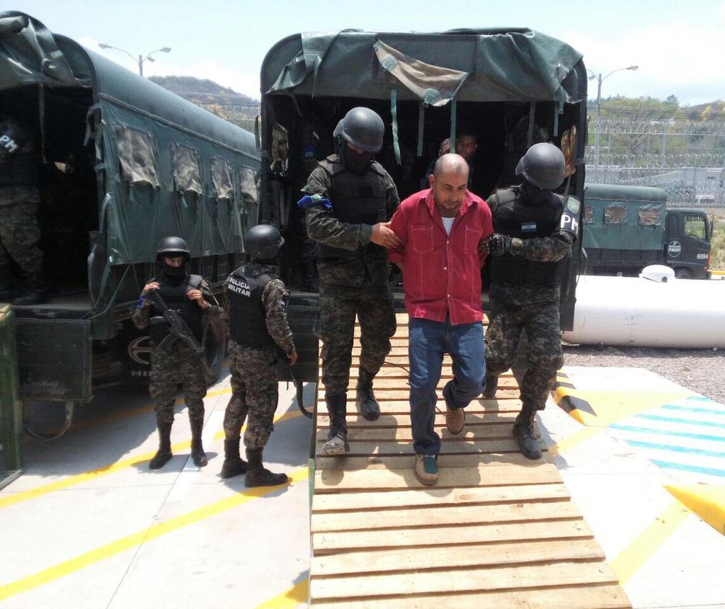Agregó que a las 6:00 de la mañana ingresaron los efectivos de Fusina al centro penal de San Pedro Sula para asegurar las celdas y a los privados de libertad que iban a ser trasladados a El Pozo.