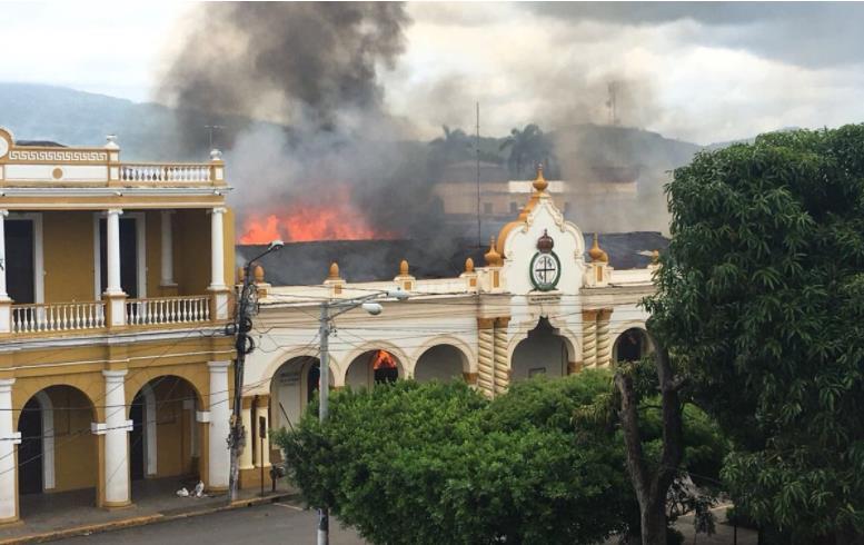 También han sido incendiadas y destruidas 3 casas en las inmediaciones del Mercado Municipal y que forman parte del núcleo
